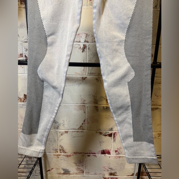 Stylish Gray Sports Bra and Leggings Set Sz L - Picture 3 of 13